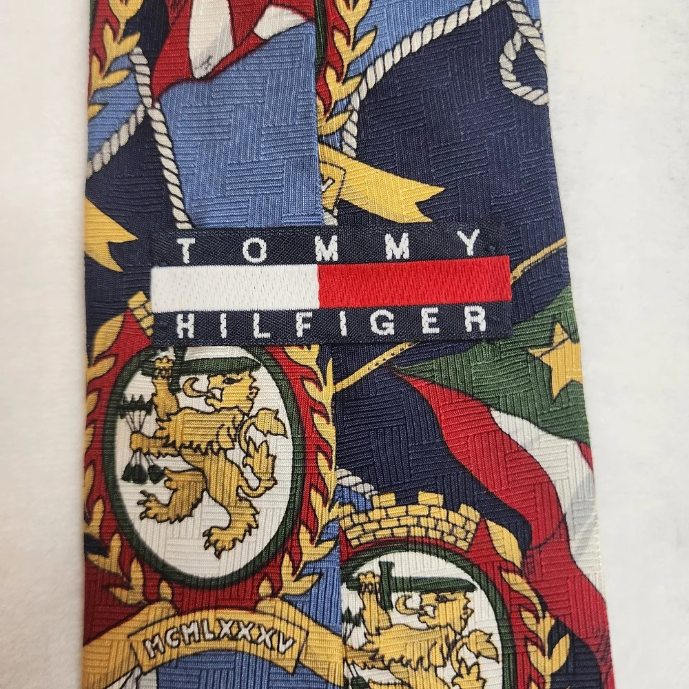 Vintage Tommy‎ Hilfiger Mens Tie 100% Silk Flag and Crest Pattern EUC